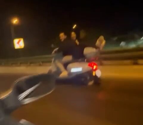 Motosikletin arkasında yatarak ilerledi, ölüme meydan okudu