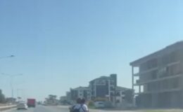 Motosiklette tekerlekli valizle tehlikeli yolculuk