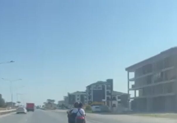 Motosiklette tekerlekli valizle tehlikeli yolculuk