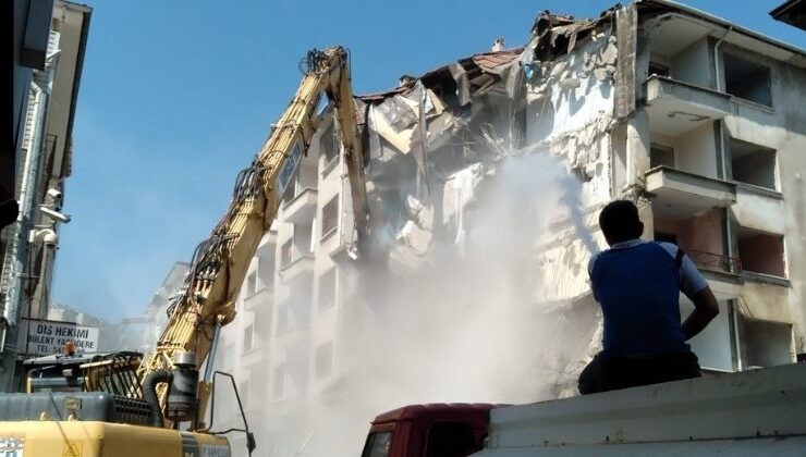 Mudanya’da yıkılan binalar nedeniyle trafik kontrollü sağlanıyor