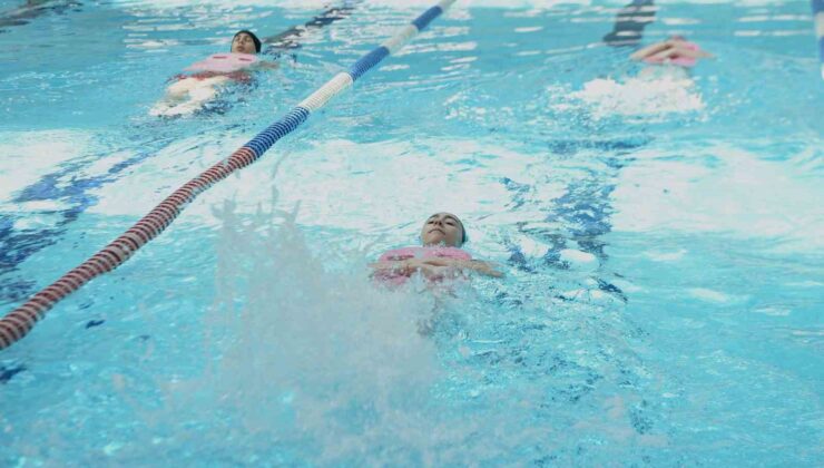 Osmangazi’de öğrenciler yazı yüzerek geçiriyor