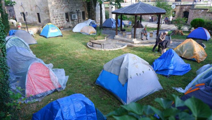 Otellerde yer bulamayan güreş sevdalıları, cami havlularında çadırlarda uyudu