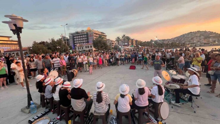 (Özel) Köy çocukları tatilde binlerce turiste konser verdi