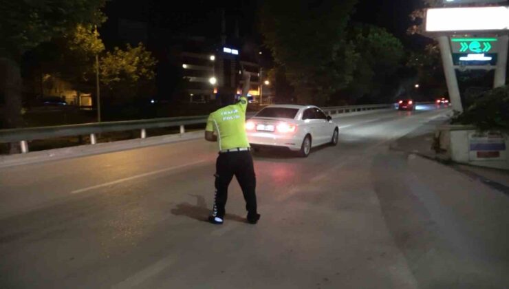(Özel) Ne ‘dur’ ikazına, ne uyarı ateşine aldırış etti, geri vitese takıp böyle kaçtı