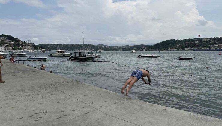 Özel plaja giremeyen vatandaşlar soluğu İstanbul Boğazı’nda aldı