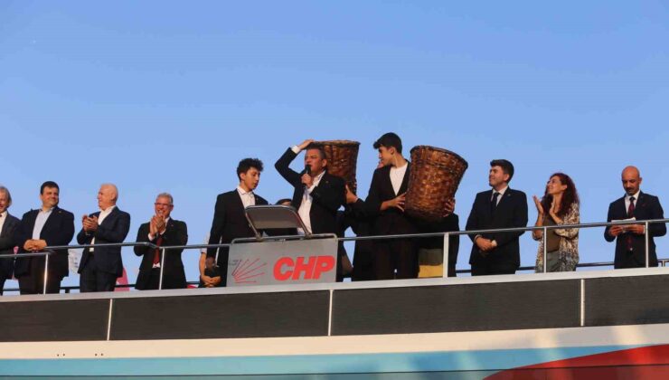 Özgür  Ozel: “Küfeyi benim sırtıma ver. Ben taşırım”