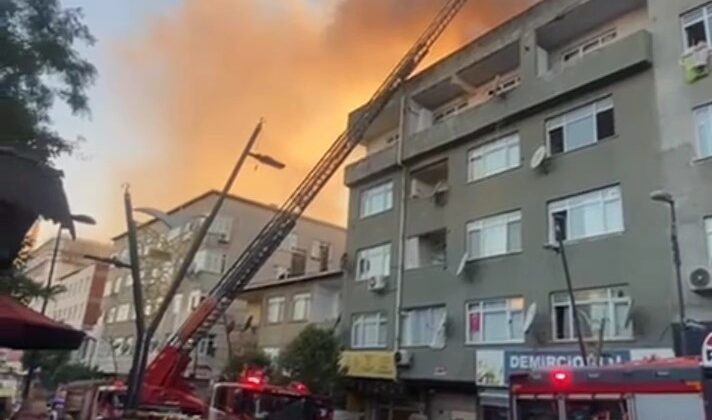Pendik’te 4 katlı binanın çatısı alev alev yandı