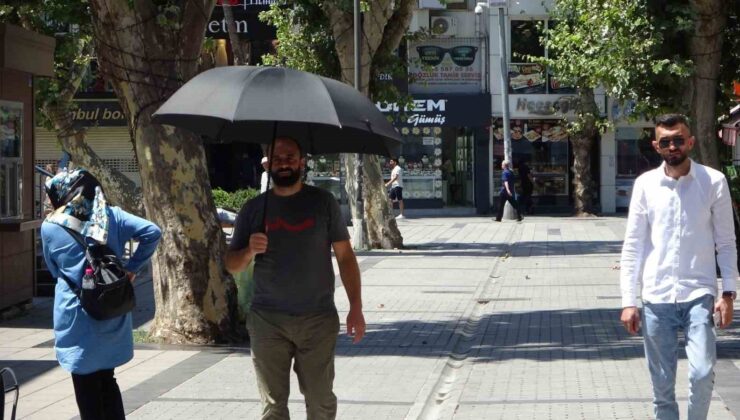 Pendik’te sıcaktan bunalan vatandaşlardan şemsiyeli ve kartonlu önlem