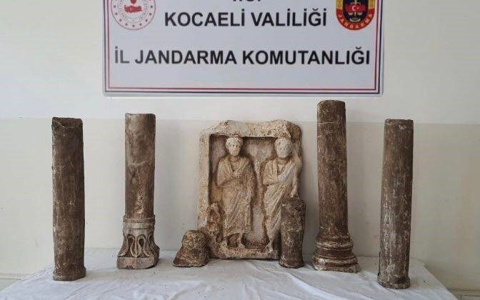 Roma dönemine ait heykel ve sütunlar evden çıktı