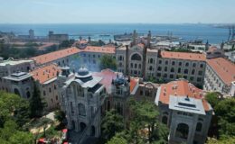 Sağlık Bilimleri Üniversitesi’nin çatısında çıkan yangın havadan görüntülendi