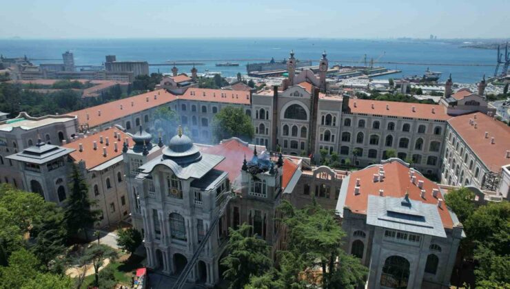 Sağlık Bilimleri Üniversitesi’nin çatısında çıkan yangın havadan görüntülendi