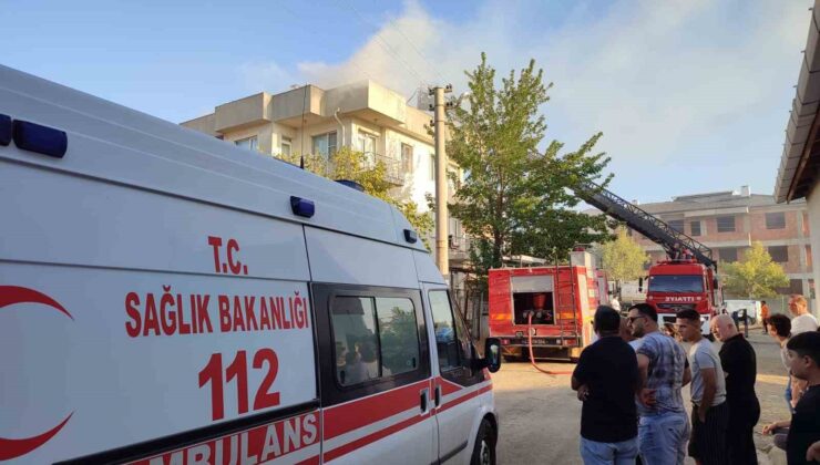 Sağlık personeli yangını izleyenleri “Dumandan kaçın, zehirleneceksiniz” anonsuyla dağıttı