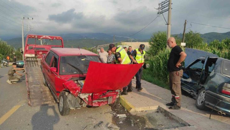 Sakarya’da iki otomobil çarpıştı: 1’i ağır 3 yaralı