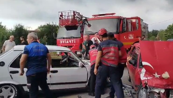 Sakarya’da iki Tofaş kafa kafaya çarpıştı: 3 yaralı