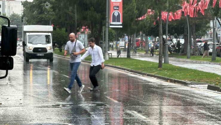 Sakarya’da yağmura hazırlıksız yakalananlar ıslanmaktan kaçamadı