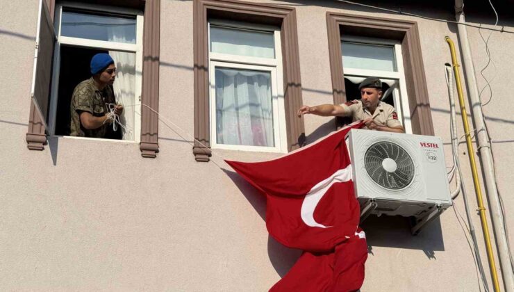 Sakaryalı şehidin baba evine Türk bayrağı asıldı