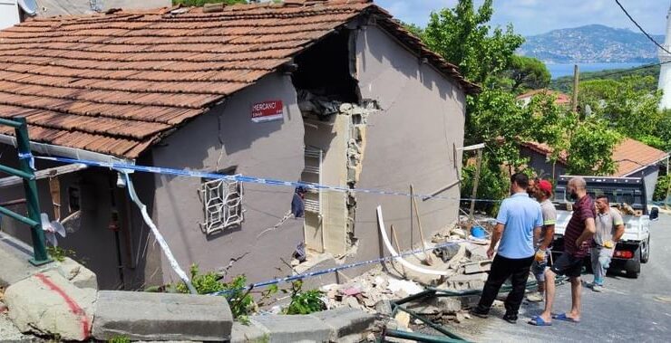 Sarıyer Belediyesi’nin su tankeri eve girdi