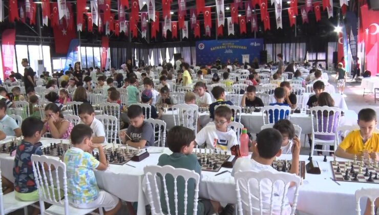 Satranç turnuvasında dereceye giren öğrenciler ödüllendirildi