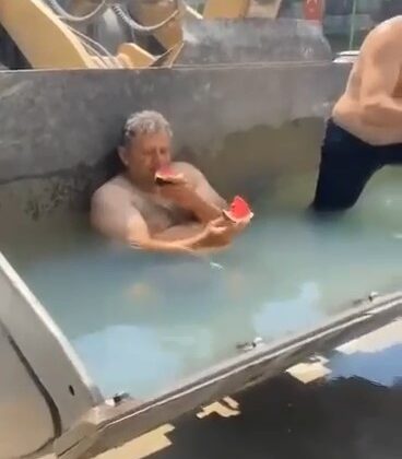 Sıcaktan bunalan işçiler, kepçeyi havuza çevirdi