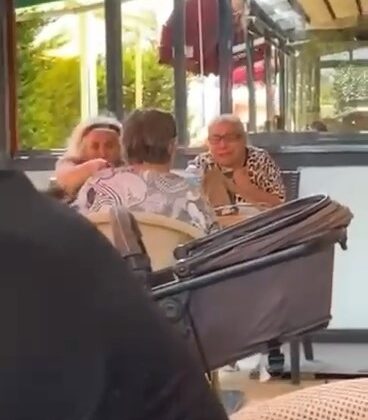 Sıcaktan bunalan kadınların vantilatör kavgası kamerada