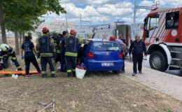 Sıkıştığı yerden otomobilin kapısı kesilerek kurtarıldı