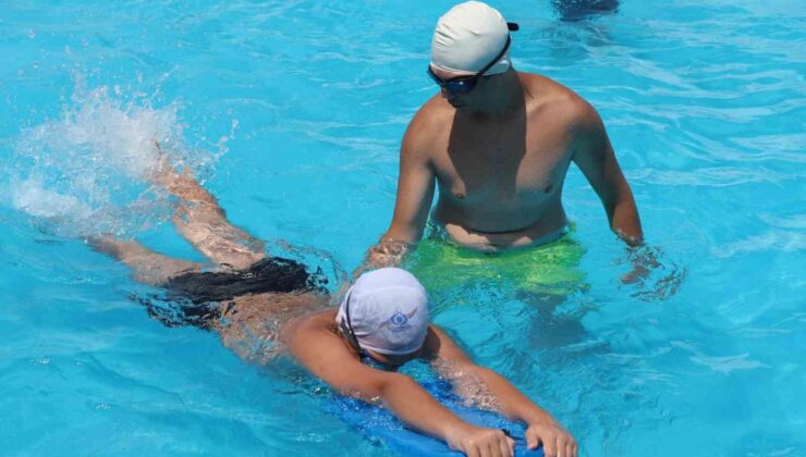 Sultangazi’de çocuklar yaz tatilinde yüzme öğreniyor