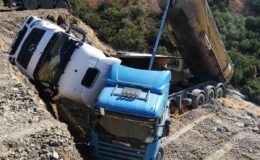 Sultangazi’de döküm sahasında faciadan dönüldü: 3 hafriyat kamyonu boşluğa düştü,