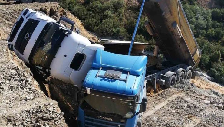 Sultangazi’de döküm sahasında faciadan dönüldü: 3 hafriyat kamyonu boşluğa düştü,