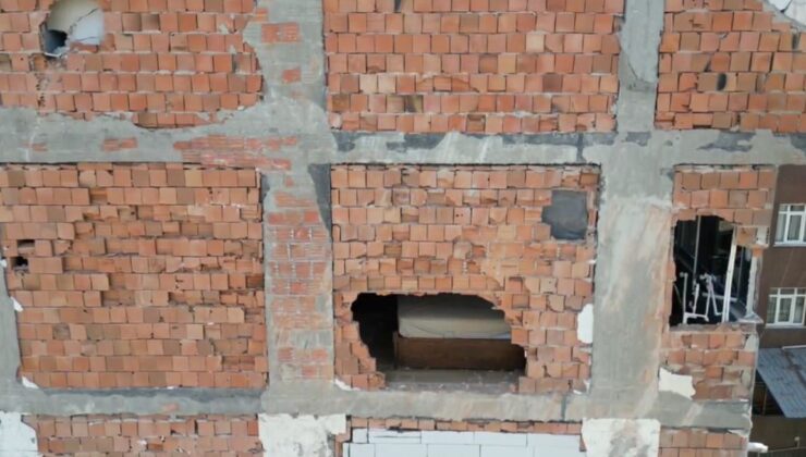 Sultangazi’de yıkım çalışması sırasında duvarları yıkılan bina havadan görüntülendi