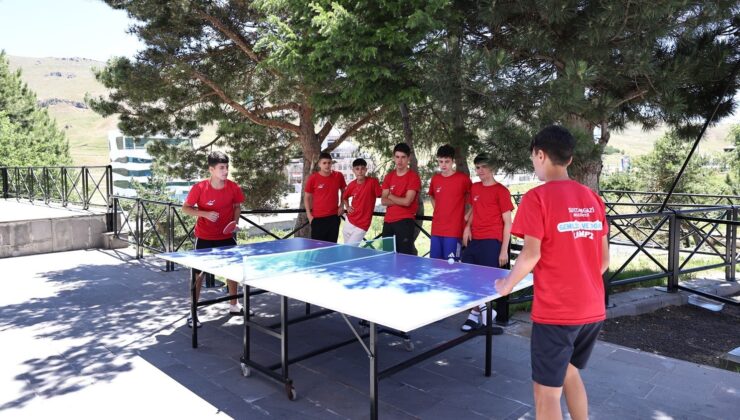 Sultangazili gençlerden yüksek rakımlı kamp