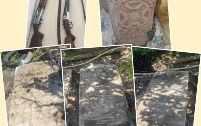 Tarihi eser operasyonunda mezar taşları ve mimari yapı parçası ele geçirildi