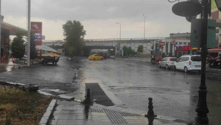 Tekirdağ’da rögar taştı, cadde sular altında kaldı