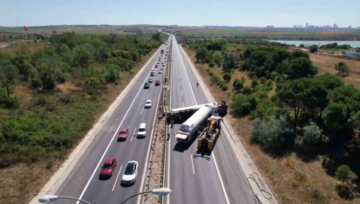 TEM Otoyolu’nda tanker devrildi, İstanbul istikametinde trafik tamamen durdu