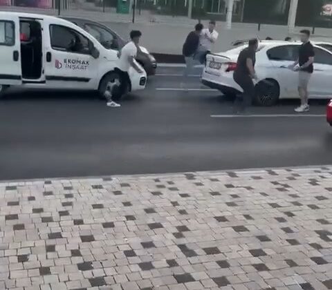 Trafik tartışması, baltalı, yumruklu kavgaya dönüştü