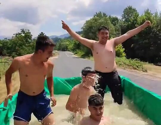 Traktör römorkuna doldurdukları suyla serinlediler