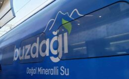 Trenler su firmasının reklamı ile kaplandı: Vatandaş manzarasız tren yolculuğuna tepki gösterdi