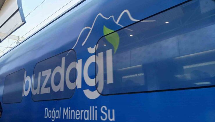 Trenler su firmasının reklamı ile kaplandı: Vatandaş manzarasız tren yolculuğuna tepki gösterdi