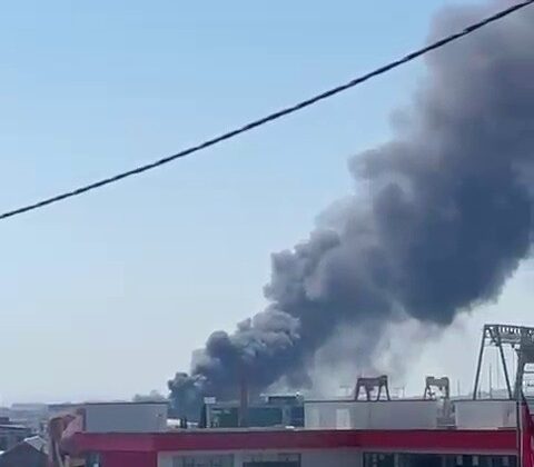 Tuzla’da bulunan yat imalathanesinde yangın çıktı. Olay yerine çok sayıda itfaiye ekibi sevk edildi.