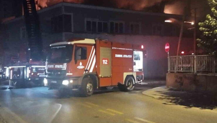 Ümraniye’de mobilya imalathanesinin çatısı alev alev yandı