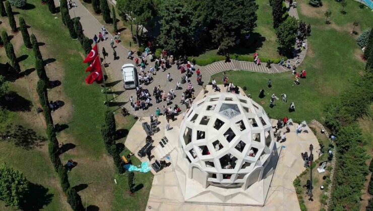 Üsküdar 15 Temmuz Şehitler Anıtı’na ziyarete gelenler havadan görüntülendi