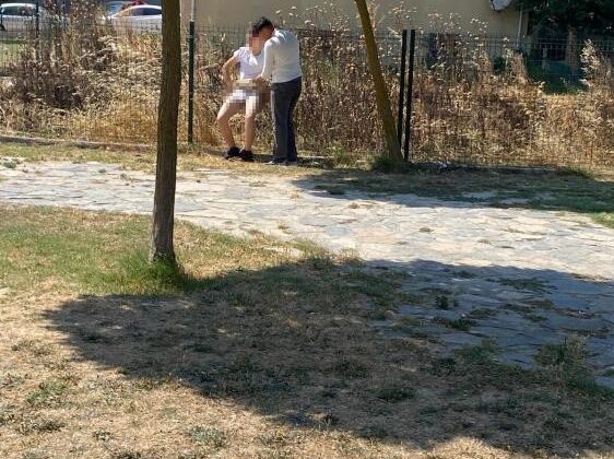 Uyuşturucu madde etkisindeki şahıs parkta soyundu