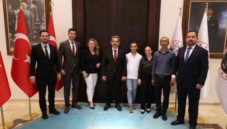 Vali Ekici, LGS’de başarı gösteren öğrenciyi kabul etti