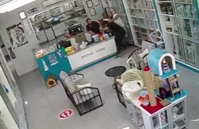Veteriner hekimi darp eden müşteri ile 2 yeğeni tutuklandı