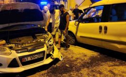 Yalova’da kontrolden çıkan hafif ticari araç 2 otomobile çarptı