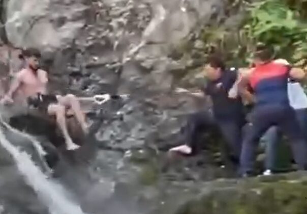 Yalova’da şelalede mahsur kalan genci itfaiye kurtardı