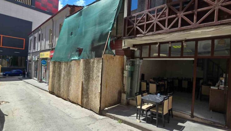 Yıllardır yıkılmayan metruk ev vatandaşı canından bezdirdi