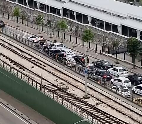 Yolu kapatıp halay çektiler, sürücüleri çileden çıkardılar