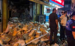 Zeytinburnu’nda tekel bayisinin asma tavanı çöktü, faciadan dönüldü: 1 yaralı