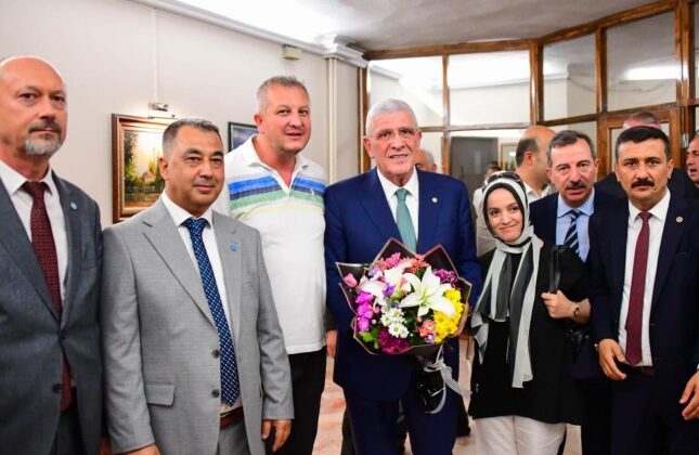 İYİ Parti Genel Başkanı Müsavat Dervişoğlu, Bursa’da Staj ve Çıraklık Mağdurlarıyla Bir Araya Geldi