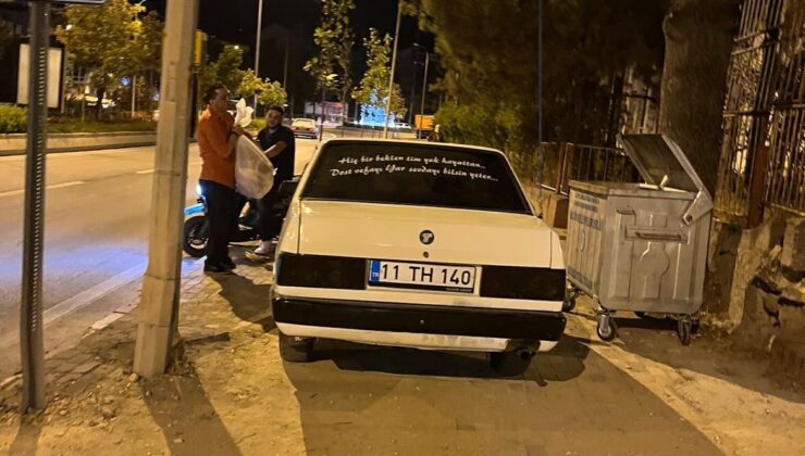 Aracını kaldırıma park eden sürücüye yayalar tepki gösterdi